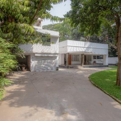 The Residence And The Garage With Servant Quarter